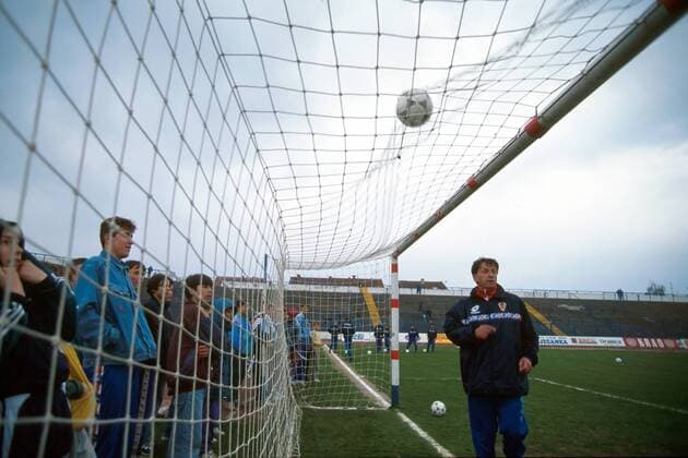 Trainer Miroslav Blazevic (Kroatien) unter strenger Beobachtung seiner jugendlichen Fans Fußball Länderspiel Herren Freundschaftsspiel 1996, Nationalmannschaft, Nationalteam, Training Totale Gradski vrt Osijek