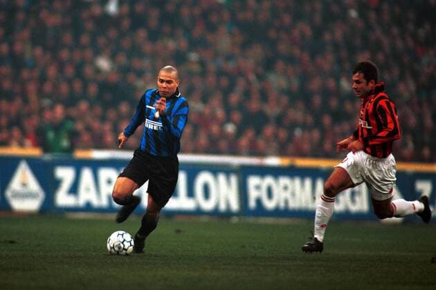 Ronaldo (Inter, li.) im Duell mit André Cruz (Milan) Fußball Herren Serie A 1997 1998, 1. italienische Liga, AC Mailand - Inter Mailand 2:2, Internazionale Gruppe Stadio Giuseppe Meazza, San Siro Mailand Dynamik,