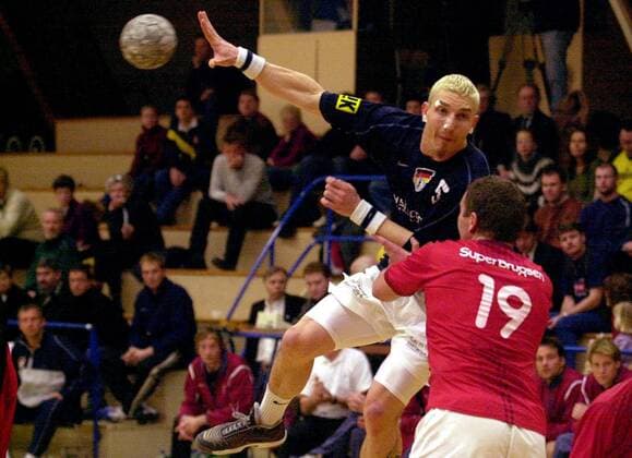 Stefan Kretzschmar (Deutschland, hi..) im Duell mit Peder Christensen (Dänemark) Handball Länderspiel Herren Vierländerturnier 2001, Vier-Länderturnier, 4-Länder-Turnier, Vdig, Nationalmannschaft Gruppe Malmö Dynamik,