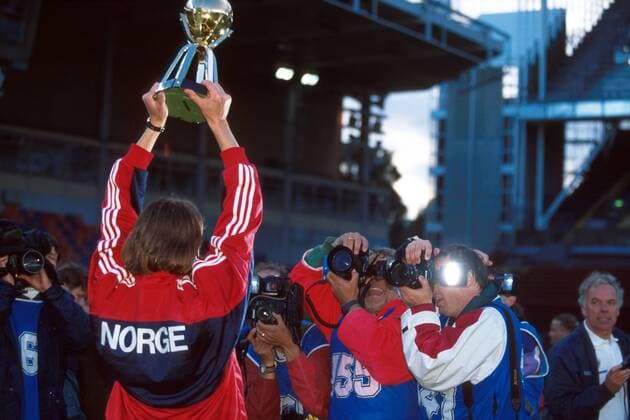 Weltmeister Norwegen präsentiert den Pokal Fußball WM Damen Weltmeisterschaft 1995, Frauen, Frauenfußball, Finale, Länderspiel, Nationalmannschaft, Nationalteam Totale Stockholm Freude,