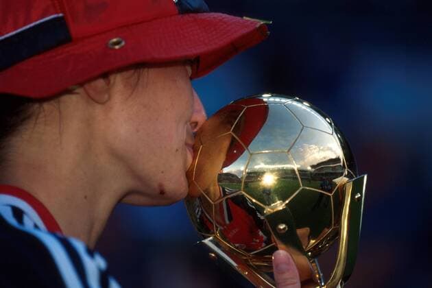 Ann Kristin Aarones (Norwegen) küsst den WM-Pokal Fußball WM Damen Weltmeisterschaft 1995, Frauen, Frauenfußball, Finale, Länderspiel, Nationalmannschaft, Nationalteam Einzelbild Stockholm Glück, Freude,