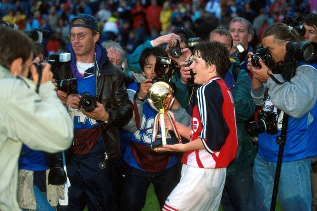Hege Riise (Norwegen) präsentiert den WM-Pokal Fußball WM Damen Weltmeisterschaft 1995, Frauen, Frauenfußball, Finale, Länderspiel, Nationalmannschaft, Nationalteam Totale Stockholm Freude,