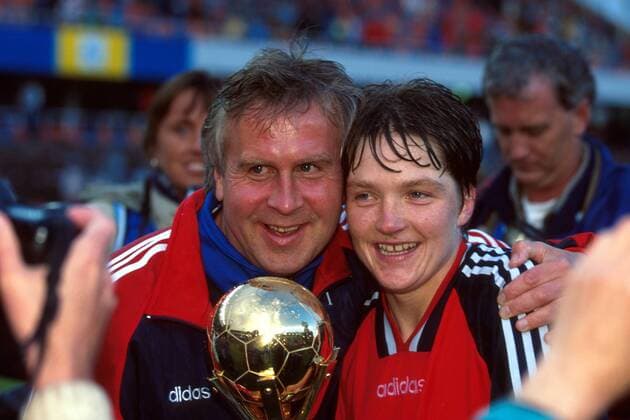 IMAGO Iconic Moments, Fußball - Frauen Trainer Even Pellerud und Hege Riise (Norwegen) mit dem WM-Pokal Fußball WM Damen Weltmeisterschaft 1995, Frauen, Frauenfußball, Finale, Länderspiel, Nationalmannschaft, Nationalteam Gruppe Stockholm Harmonie, Glück, Freude,