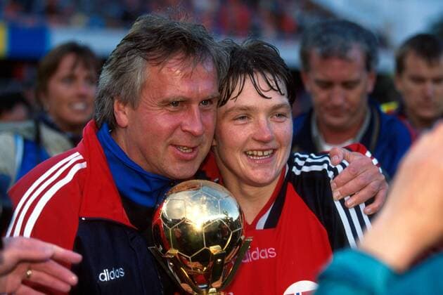 Trainer Even Pellerud und Hege Riise (Norwegen) mit dem WM-Pokal Fußball WM Damen Weltmeisterschaft 1995, Frauen, Frauenfußball, Finale, Länderspiel, Nationalmannschaft, Nationalteam Gruppe Stockholm Harmonie, Glück, Freude,