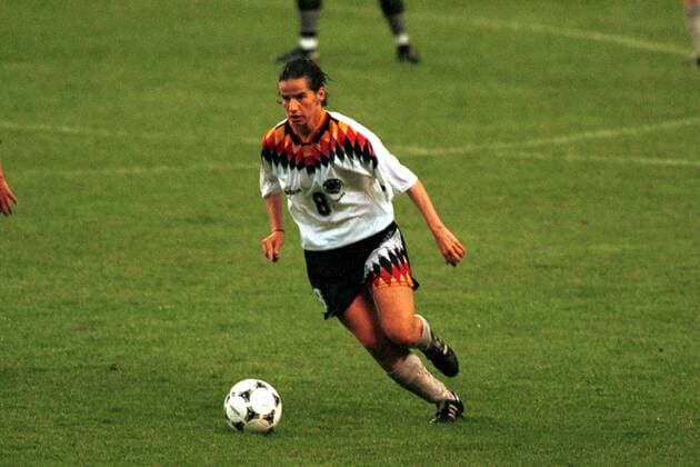Bettina Wiegmann (Deutschland) am Ball Fußball WM Damen Weltmeisterschaft 1995, Finale, Frauen, Frauenfußball, Länderspiel, Nationalmannschaft, Nationalteam Einzelbild Nationaltrikot Stockholm Dynamik,