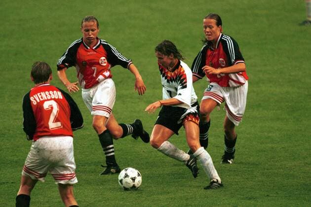 Martina Voss (Deutschland, 2. v. re.) gegen eine Übermacht, v. re.: Marianne Pettersen, Tone Haugen und Tina Svensson (alle Norwegen) Fußball WM Damen Weltmeisterschaft 1995, Finale, Frauen, Frauenfußball, Länderspiel, Nationalmannschaft, Nationalteam Gruppe Stockholm Dynamik, Überlegenheit,