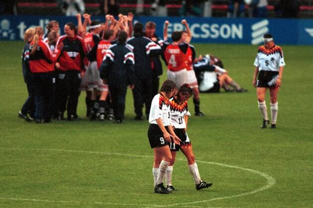 Heidi Mohr (li.) und Patricia Brocker (beide Deutschland) schleichen enttäuscht vom Spielfeld, während Weltmeister Norwegen im Hintergrund jubelt Fußball WM Damen Weltmeisterschaft 1995, Finale, Frauen, Frauenfußball, Länderspiel, Nationalmannschaft, Nationalteam Totale Stockholm Enttäuschung,