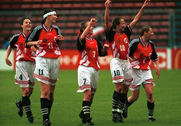 Weltmeister Norwegen jubelt, v. li.: Anne Nymark Andersen, Ann Kristin Aarones, Tone Haugen, Linda Medalen und Tina Svensson Fußball WM Damen Weltmeisterschaft 1995, Finale, Frauen, Frauenfußball, Länderspiel, Nationalmannschaft, Nationalteam Gruppe Stockholm Erschöpfung,