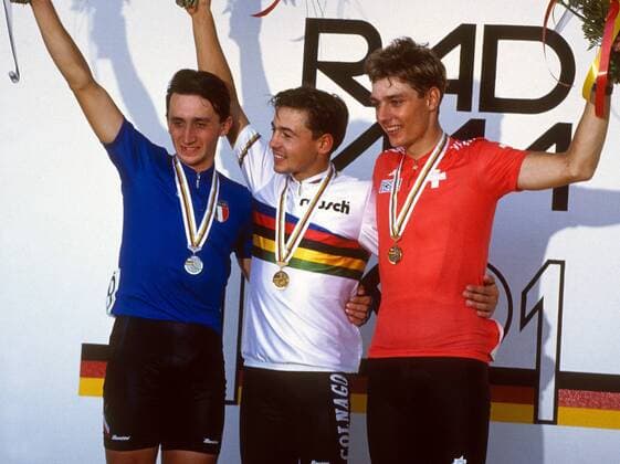 V.l.: Davide Rebellin (Italien), Viktor Rjaksinski (Ukraine) und Beat Zberg (Schweiz) jubeln über Gold, Silber und Bronze bei der Siegerehrung Radsport WM Herren Weltmeisterschaft der Amateure 1991, Radrennsport, Straßenradrennsport, Straßenradsport, Rad, Straße Gruppe Stuttgart Freude,