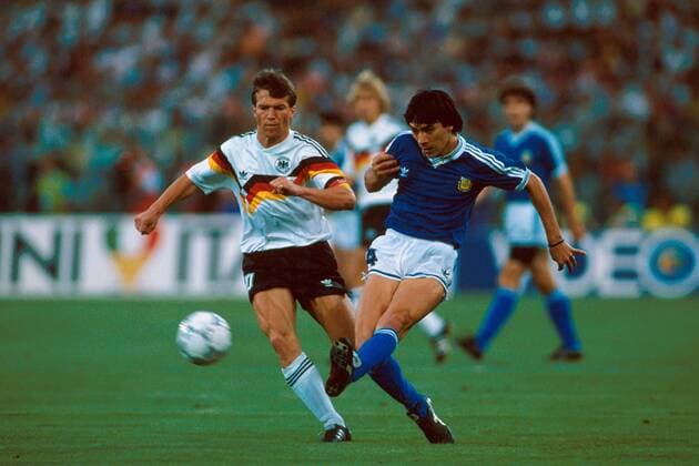 José Horacio Basualdo (Argentinien, re.) im Duell mit Lothar Matthäus (Deutschland) Fußball WM Herren Weltmeisterschaft 1990, Finale, Länderspiel, Nationalmannschaft, Nationalteam, Nationaltrikot Gruppe Stadio Olimpico, Olympiastadion Rom Dynamik,