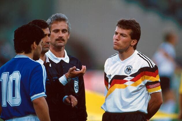 Lothar Matthäus (Deutschland, re.) und Diego Armando Maradona (Argentinien) beobachten Schiedsrichter Codesal Mendez (Mexiko) beim Münzwurf, daneben Linienrichter Michal Listkiewicz (Polen) Fußball WM Herren Weltmeisterschaft 1990, Finale, Länderspiel, Nationalmannschaft, Nationalteam, Nationaltrikot Gruppe Stadio Olimpico, Olympiastadion Rom