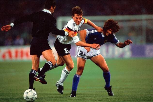 Lothar Matthäus (Deutschland, Mitte) im Duell mit Pedro Antonio Troglio (Argentinien), daneben Schiedsrichter Ernesto Codesal Mendez (Mexiko) Fußball WM Herren Weltmeisterschaft 1990, Finale, Länderspiel, Nationalmannschaft, Nationalteam, Nationaltrikot Gruppe Stadio Olimpico, Olympiastadion Rom Dynamik, Kampf,