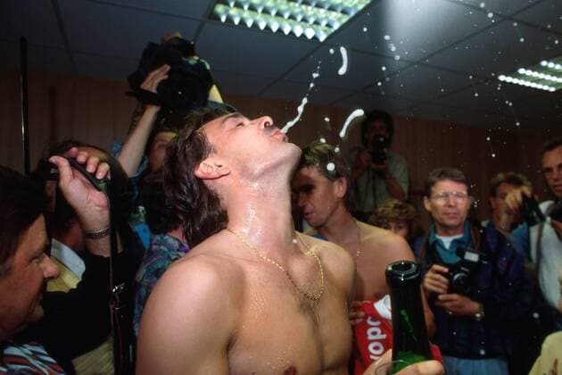 Torwart Raimond Aumann (Bayern) in Champagnerlaune... Fußball 1. BL Herren Saison 1988 1989, FC Bayern München Einzelbild Olympiastadion München Dynamik Freude, Begeisterung