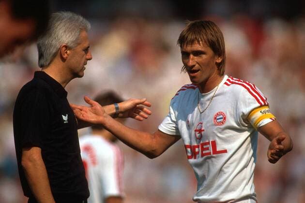 Klaus Augenthaler (Bayern, re.) im Gespräch mit Schiedsrichter Eugen Strigel Fußball 1. BL Herren DFB-Pokal 1989 1990, Pokalspiel, Frankfurt - FC Bayern München 0:1 Gruppe Waldstadion Frankfurt M.