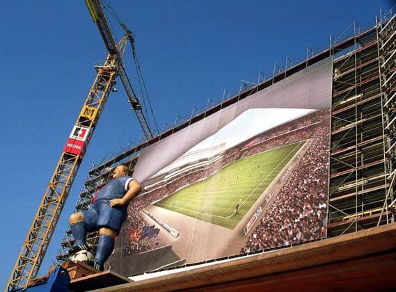 Riesenplakat vom neuen St. Jakob-Park ziert die Baustelle Fußball Herren Nationalliga A 2000 2001, 1. Schweizer Liga, Division, NLA, FC Basel, Vneg, quer Totale St. Jakobpark Basel
