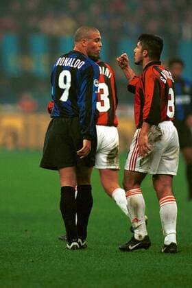 Ronaldo (Inter, li.) im Gespräch mit Gennaro Gattuso (Milan) Fußball Herren Serie A 1999 2000, 1. italienische Liga, Internazionale Mailand - AC Mailand 1:2 Gruppe Stadio Giuseppe Meazza, San Siro Mailand, Vneg Spannung