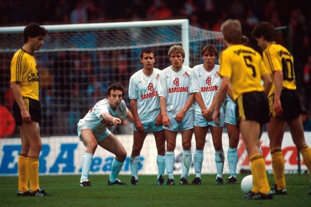 Frank Ordenewitz (1. FC Köln) dirigiert die Abwehrmauer, v. li.: Pierre Littbarski, Andrzej Rudy und Olaf Janßen Fußball 1. BL Herren Saison 1989 1990, 1. FC Köln - BVB Borussia Dortmund 1:1 Totale Müngersdorfer Stadion Köln