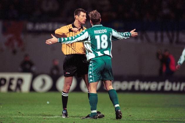 Andreas Herzog (Bremen) diskutiert mit Schiedsrichter Wolfgang Stark (Ergolding) Fußball 1. BL Herren Saison 2000 2001: Rostock - SV Werder Bremen 5:2 Gruppe Ostseestadion Rostock