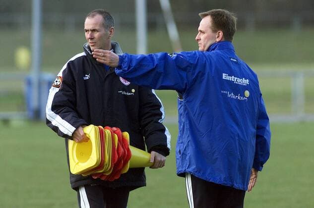 Interimstrainer Rolf Dohmen (li.) - der eigentliche Sportdirektor von Eintracht Frankfurt übernimmt zusammen mit Jugendtrainer Armin Kraaz vorübergehend das Training Fußball 1. BL Herren Saison 2000 2001, Eintracht Frankfurt Gruppe Frankfurt M.