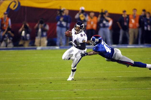 Left Cornerback Dave Thomas (Giants) versucht mit letztem Einsatz, Wide Receiver Jermaine Lewis (Ravens) mit dem Ei zu stoppen American Football Herren NFL, National Football League 2000 2001, XXXV. Super Bowl, Superbowl, Endspiel, Finale Gruppe Raymond James Stadium Tampa, Florida Dynamik, Abwehr, Kampf,