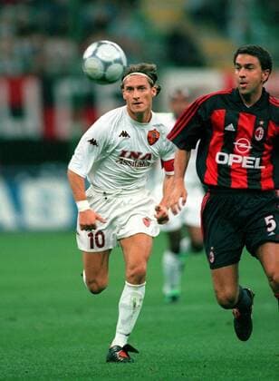 Francesco Totti (Roma, li.) im Duell mit Alessandro Costacurta (Milan) Fußball Herren Serie A 2000 2001, 1. italienische Liga, Saisonvorbereitung, Test, Testspiel, AC Mailand-AS Rom 4:5 Gruppe Stadio Giuseppe Meazza, San Siro Mailand Dynamik,