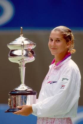 Monica Seles (USA) mit dem Siegerpokal Tennis Damen Australian Open 1991, WTA-Tour, Grand Slam, Hartplatz, Hardcourt, Hartplatztennis, Hartplatzturnier Einzelbild Flinders Park Melbourne Freude,