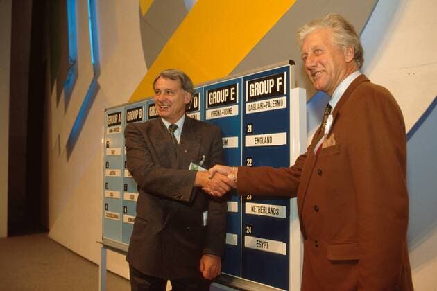 Nationaltrainer Bobby Robson (England, li.) bei der Auslosung zur Weltmeisterschaft 1990 Fußball WM Herren WM-Auslosung 1989, Weltmeisterschaftsauslosung, Gruppenauslosung, Zeremonie, Auslosungszeremonie Gruppe
