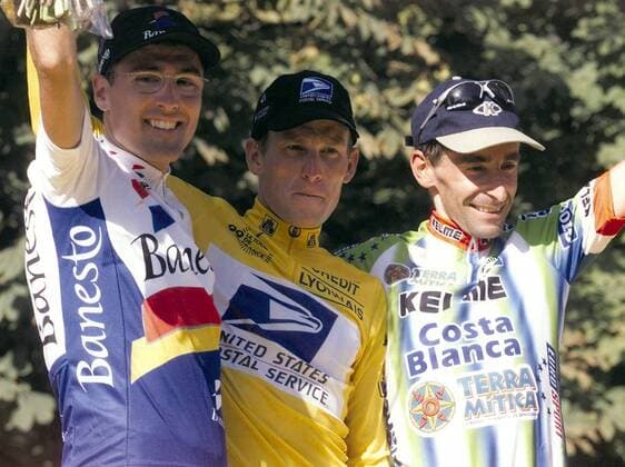 V.li.: Alex Zülle (Schweiz Banesto), Gesamtsieger Lance Armstrong (USA US Postal Service) und Fernando Escartin (Spanien Kelme) jubelnd während der Siegerehrung Radsport Herren Tour de France 1999, Radrennsport, Straßenradrennsport, Straßenradsport, Straße, Radrennen, Vdia Gruppe Paris Freude,