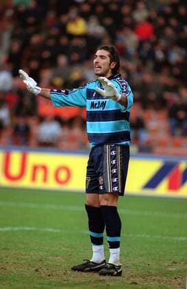 Torhüter Gianluigi Buffon (Parma) dirigiert seine Vorderleute Fußball Herren Serie A, Saison 2000 2001, 1. Italienische Liga, AC Parma Einzelbild Ennio Tardini Parma