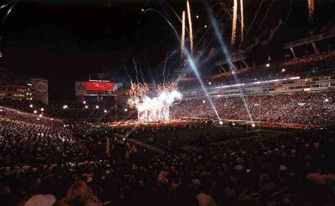 Feuerwerk im Raymond James Stadium zum Super Bowl 2001 American Football Herren NFL, National Football League 2000 2001, XXXV. Super Bowl, Superbowl, Endspiel, Finale Totale Raymond James Stadium Tampa Florida Masse, Begeisterung,
