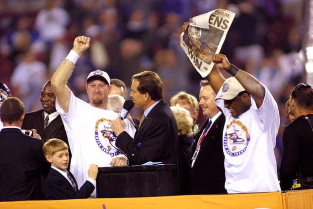 Quarterback Trent Dilfer (li.) und Linebacker Ray Lewis (beide Ravens, re.) - Jubel American Football Herren NFL, National Football League 2000 2001, XXXV. Super Bowl, Superbowl, Endspiel, Finale Gruppe Raymond James Stadium Tampa Florida Glück, Freude,