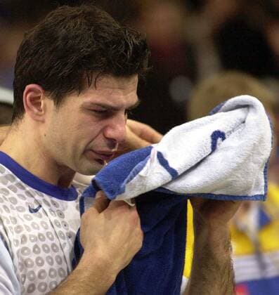 Dragan Skrbic (Jugoslawien) kann seine Tränen nach Scheitern im Halbfinale nicht zurückhalten Handball WM Herren Weltmeisterschaft 2001, Länderspiel, Nationalmannschaft, Nationaltrikot Einzelbild Paris Enttäuschung, Verzweiflung