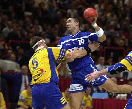 Patrick Cazal (re., Frankreich) im Duell mit Johan Petterson (Schweden) Handball WM Herren Weltmeisterschaft 2001, Finale, Länderspiel, Nationalmannschaft, Nationalteam, Nationaltrikot Gruppe Centre Omnisport Paris Abwehr, Dynamik, Kampf