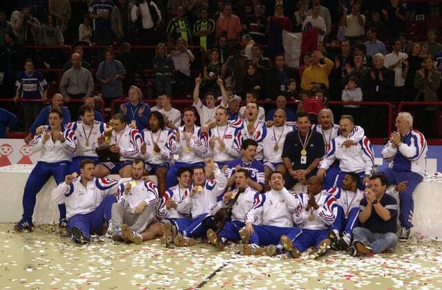 Französische Mannschaft feiert den Sieg mit Pokal und Goldmedaillen Handball WM Herren Weltmeisterschaft 2001, Finale, Länderspiel, Nationalmannschaft, Nationalteam, Nationaltrikot Totale Centre Omnisport Paris Glück, Begeisterung, Freude,