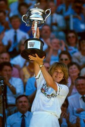 Steffi Graf (Deutschland) präsentiert stolz ihren Siegerpokal Tennis Damen Australian Open 1989, Grand Slam, WTA-Tour, Hartplatz, Hardcourt, Hartplatzturnier, Hartplatztennis Einzelbild Flinders Park Melbourne Glück Freude,