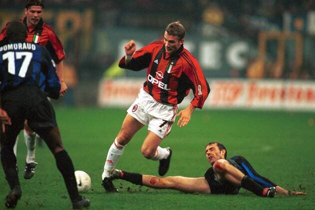Andrej Shevchenko (Milan, li.) im Duell mit Laurent Blanc (Inter) Fußball Herren Serie A 1999 2000, 1. italienische Liga, Internazionale Mailand - AC Mailand 1:2 Gruppe Stadio Giuseppe Meazza, San Siro Mailand Dynamik, Kampf,