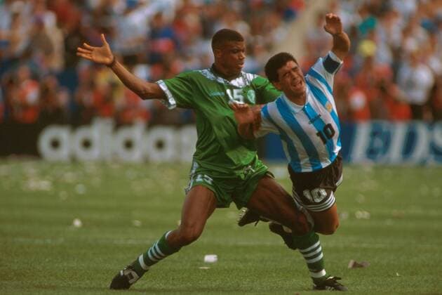Sunday Oliseh (Nigeria, li.) bringt Diego Armando Maradona (Argentinien) zu Fall Fußball WM Herren Weltmeisterschaft 1994, Länderspiel, Gruppenspiel, Gruppe D, Nationalmannschaft, Nationalteam Gruppe Foxboro Boston Dynamik, Kampf,