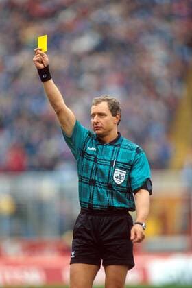 Schiedsrichter Hellmut Krug (Gelsenkirchen) zieht die gelbe Karte Fußball 1. BL Herren Saison 1997 1998 Einzelbild Volksparkstadion Hamburg