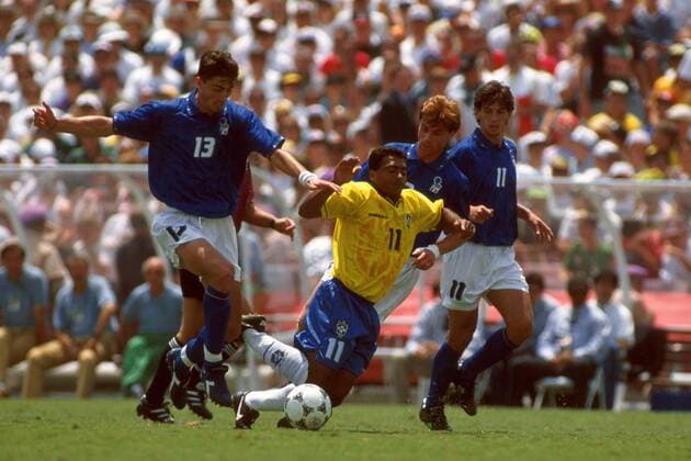 Romario (Brasilien, 2. v. li.) im Duell mit Dino Baggio (li.), Luigi Apolloni (2. v. re.) und Demetrio Albertini (alle Italien) Fußball WM Herren Weltmeisterschaft 1994, Länderspiel, Finale, Nationalmannschaft, Nationalteam, Nationaltrikot Gruppe Endspiel, Rose Bowl Los Angeles Pasadena Dynamik, Kampf,