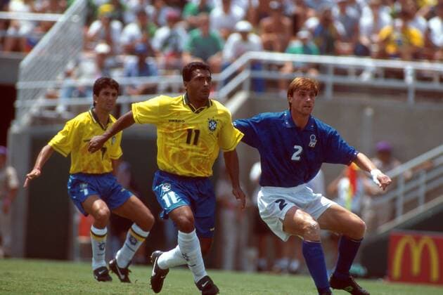 Romario (Brasilien, li.) im Duell mit Luigi Apolloni (Italien) Fußball WM Herren Weltmeisterschaft 1994, Länderspiel, Finale, Nationalmannschaft, Nationalteam, Nationaltrikot Gruppe Endspiel, Rose Bowl Los Angeles Pasadena