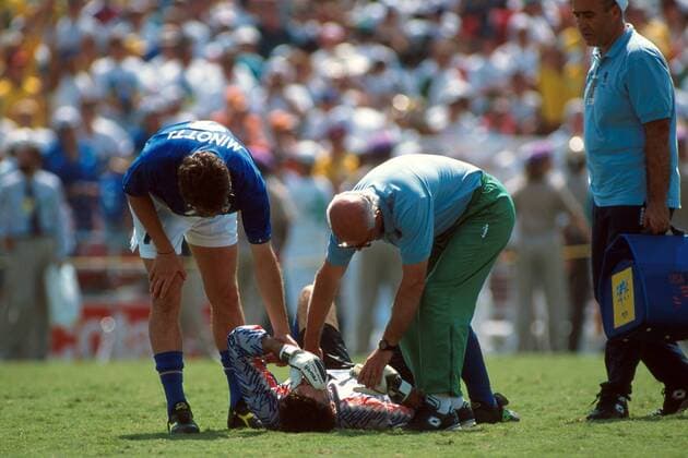 Torwart Gianluca Pagliuca ist am Boden zerstört - Trainer Arrigo Sacchi und Lorenzo Minotti (alle Italien) versuchen ihn zu trösten Fußball WM Herren Weltmeisterschaft 1994, Länderspiel, Finale, Nationalmannschaft, Nationalteam, Nationaltrikot Gruppe Endspiel, Rose Bowl Los Angeles Pasadena Enttäuschung, Verzweiflung,