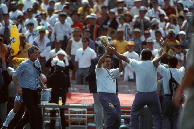 Trainer Carlos Alberto Parreira (Brasilien) mit dem Weltpokal Fußball WM Herren Weltmeisterschaft 1994, Länderspiel, Finale, Nationalmannschaft, Nationalteam, Nationaltrikot Totale Endspiel, Rose Bowl Los Angeles Pasadena Begeisterung, Freude,