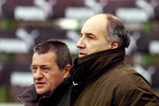 Berater Franz Gerber (re.) und Trainer Wolfgang Steinbach (beide Oldenburg) Fußball Herren Oberliga Bremen Niedersachsen 2000 2001, Arm. Hannover - VfB Oldenburg 1:0 Gruppe Stadion am Bischofsholer Damm Hannover