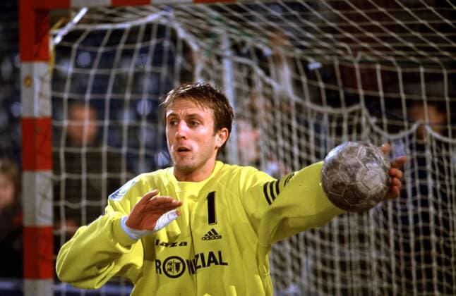 Torwart Steinar Ege (Kiel) wehrt einen Ball ab Handball 1. BL Herren Saison 2000 2001: THW Kiel Einzelbild Ostseehalle Kiel Abwehr,