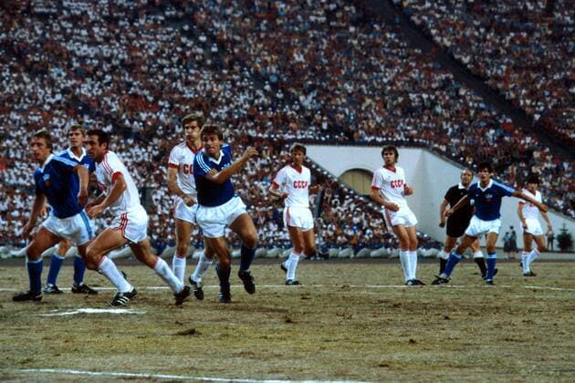 Hans Richter (re.) und Hans-Joachim Streich (beide DDR) sorgen für Gefahr im Strafraum der USSR vor ausverkaufter Kulisse Fußball Länderspiel Herren VII. Turnfest und Sportfest 1983: DDR - Sowjetunion, SU 1:3 Gruppe Zentralstadion Leipzig Masse,