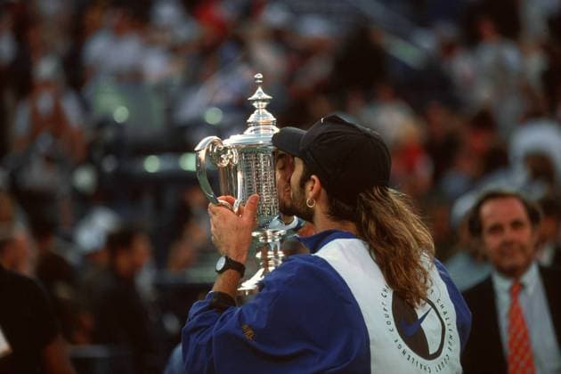 Andre Agassi (USA) jubelnd bei der Siegerehrung Tennis Herren US Open 1994, Grand Slam, ATP-Tour, Hartplatz, Hardcourt, Hartplatztennis, Hartplatzturnier Einzelbild Flushing Meadow New York Begeisterung,