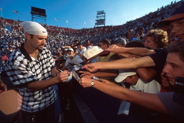 Andre Agassi (USA) gibt seinen Fans Autogramme Tennis Herren US Open 1995, Grand Slam, ATP-Tour, Hartplatz, Hardcourt, Hartplatztennis, Hartplatzturnier Totale Flushing Meadow New York Begeisterung, Freude,
