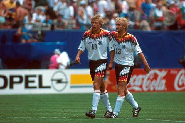 Rudi Völler (re.) und Jürgen Klinsmann (beide Deutschland) verlassen enttäuscht den Platz Fußball WM Herren Weltmeisterschaft 1994, Länderspiel, Viertelfinale, Nationalmannschaft, Nationalteam, Nationaltrikot Gruppe Giants Stadium New York New Jersey Enttäuschung, Kameradschaft,