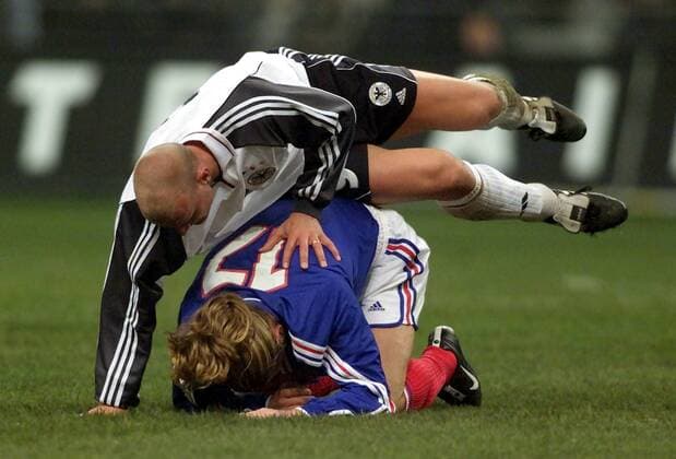 Emmanuel Petit (unten, Frankreich) am Boden, Carsten Jancker (Deutschland) stürzt Fußball Länderspiel Herren Freundschaftsspiel 2001, Nationalmannschaft, Nationalteam, Nationaltrikot Gruppe Stade de France Paris, St. Denis