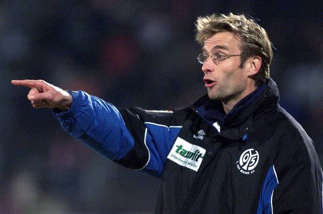 Trainer Jürgen Klopp (Mainz) gibt die Richtung an Fußball 2. BL Herren Saison 2000 2001, FSV Mainz 05 Einzelbild Stadion am Bruchweg Mainz